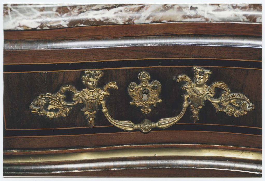 commode (plateau marbre rouge et blanc) détail