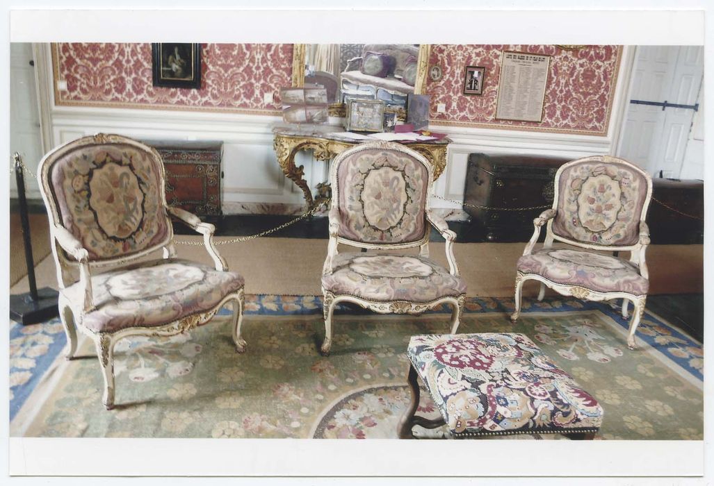 Mobilier de salon : canapé et quatre fauteuils à la reine