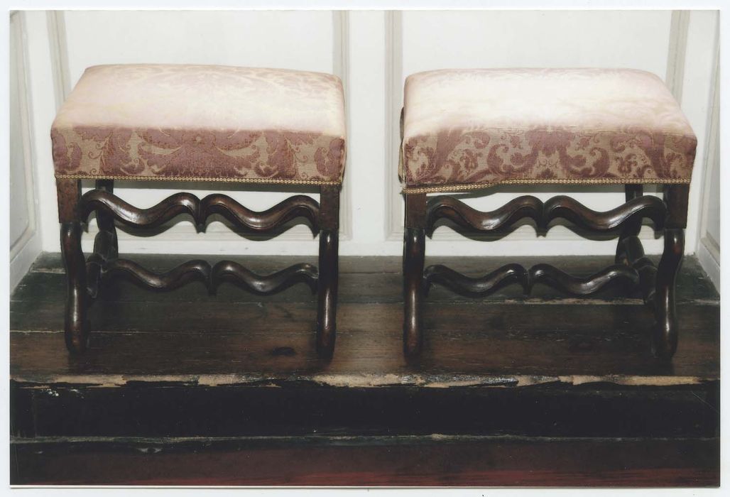 Six chaises et trois tabourets