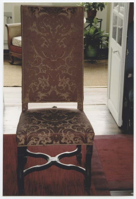 six chaises et trois tabourets