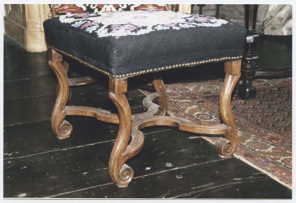 six chaises et trois tabourets