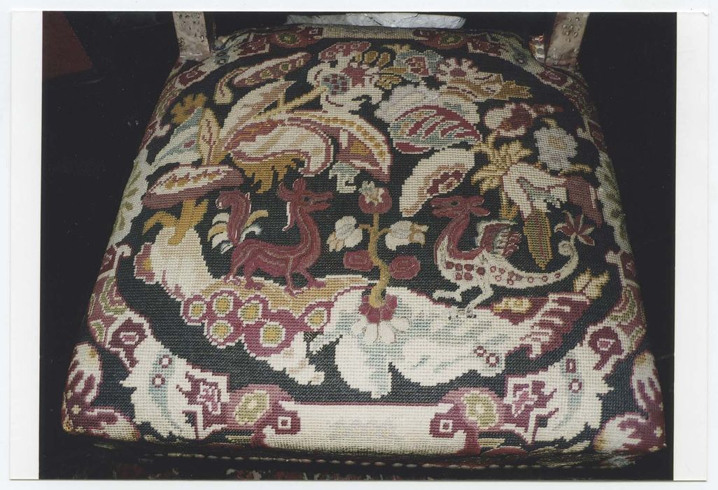 six chaises et trois tabourets