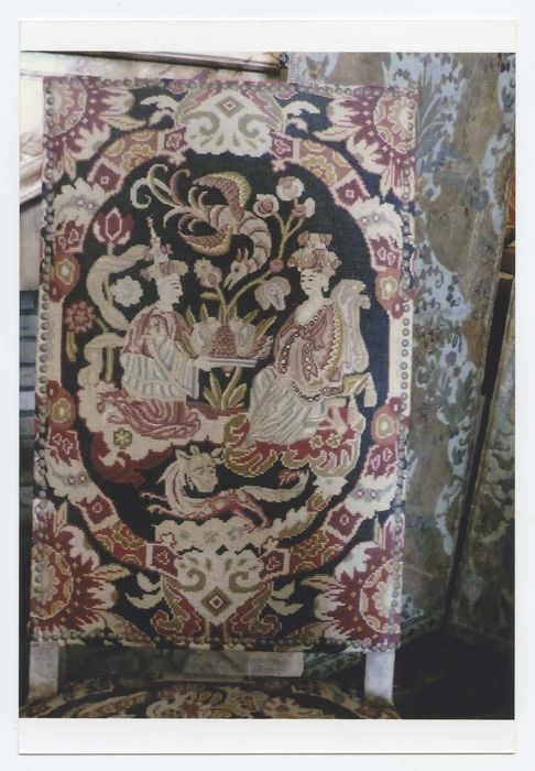 six chaises et trois tabourets