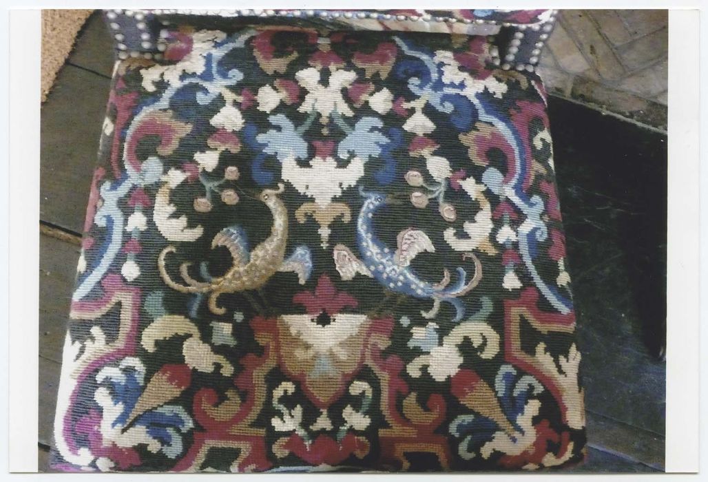 six chaises et trois tabourets