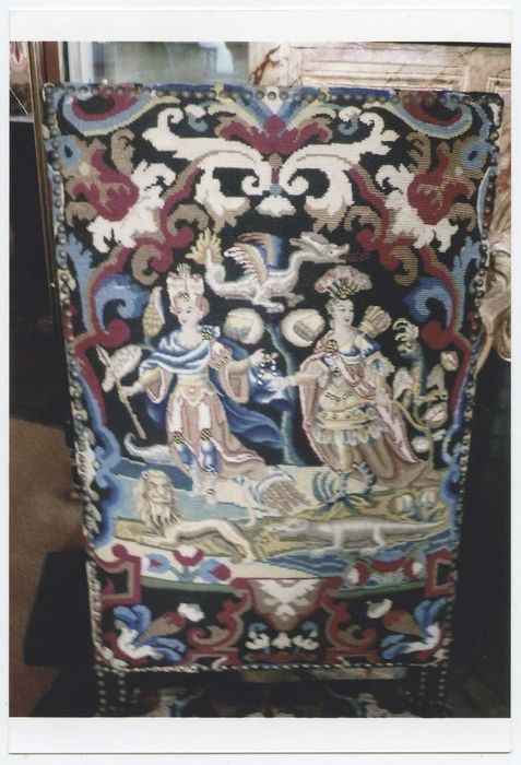 six chaises et trois tabourets