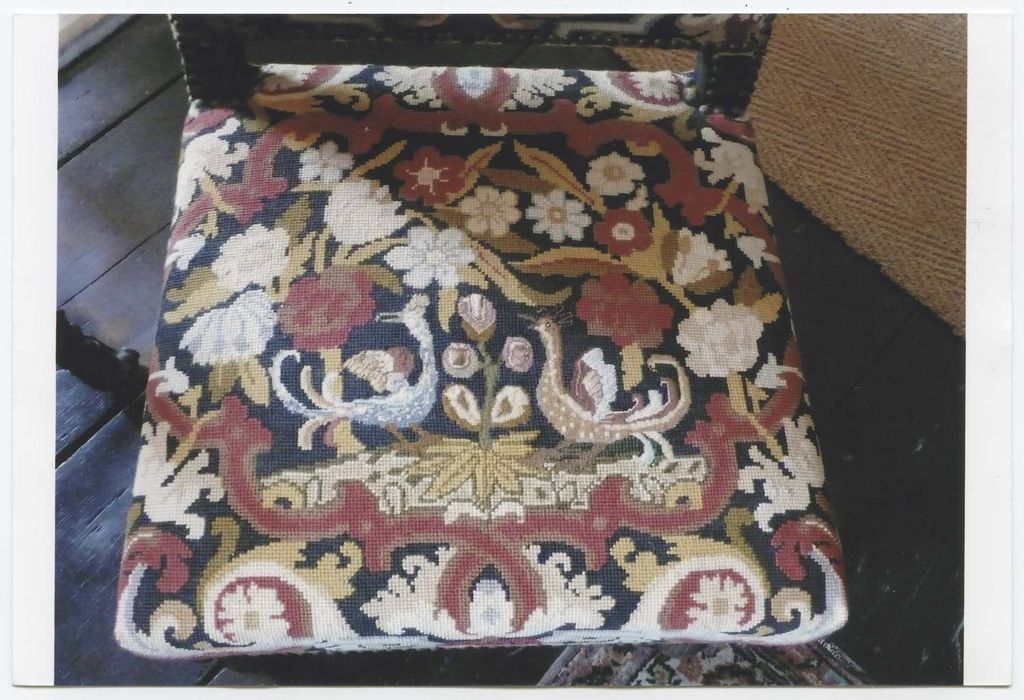 six chaises et trois tabourets