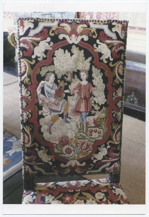 six chaises et trois tabourets