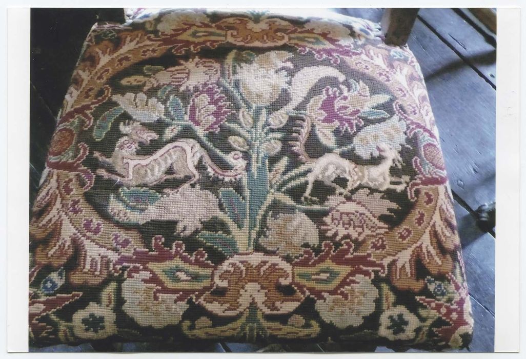 six chaises et trois tabourets