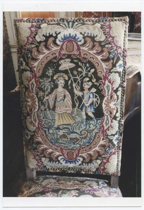 six chaises et trois tabourets