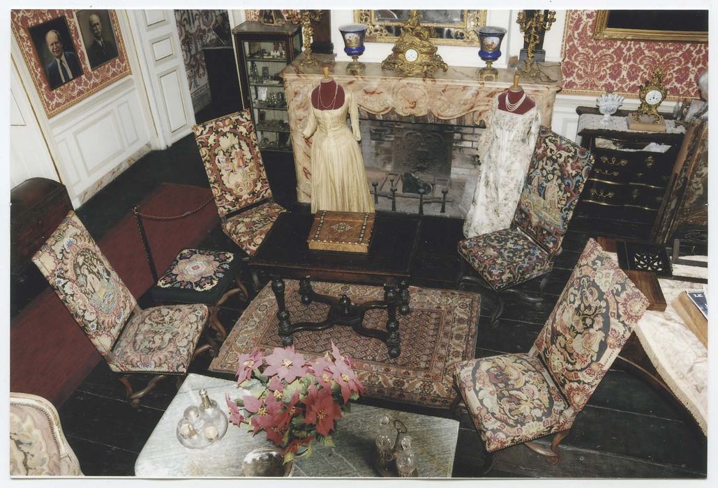 six chaises et trois tabourets