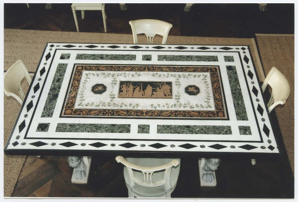 Table et quatre chaises