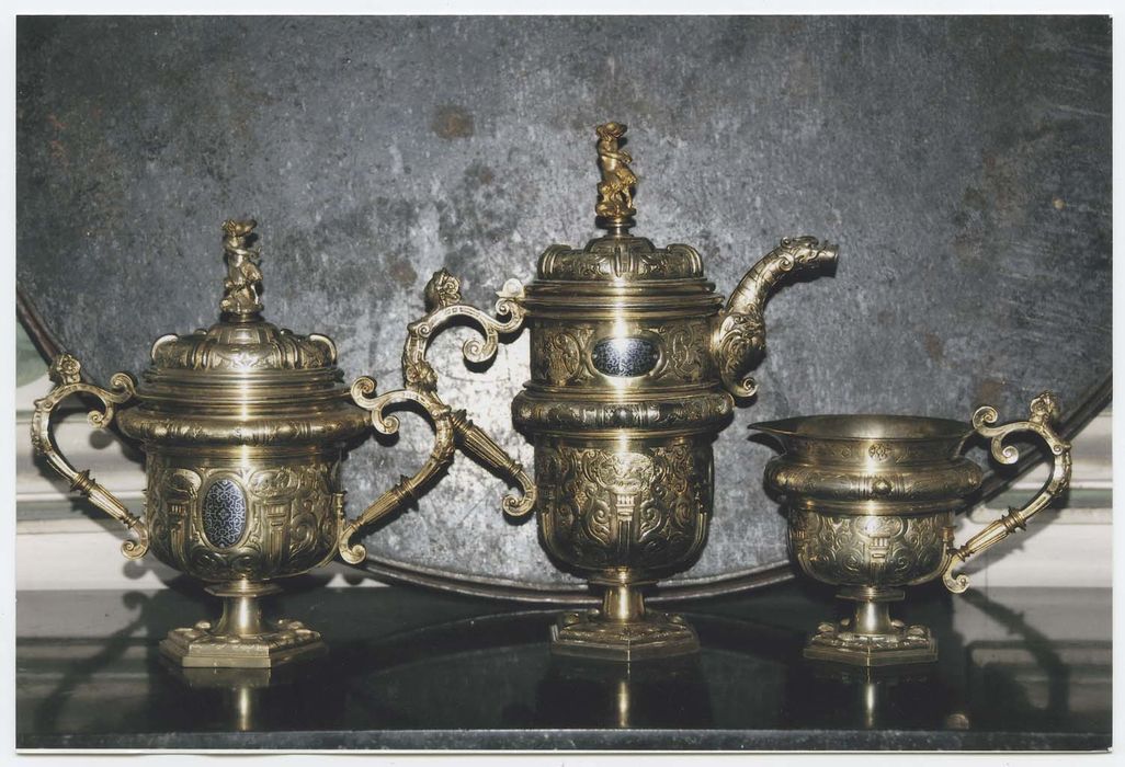 Chocolatière (?), sucrier et pot à lait