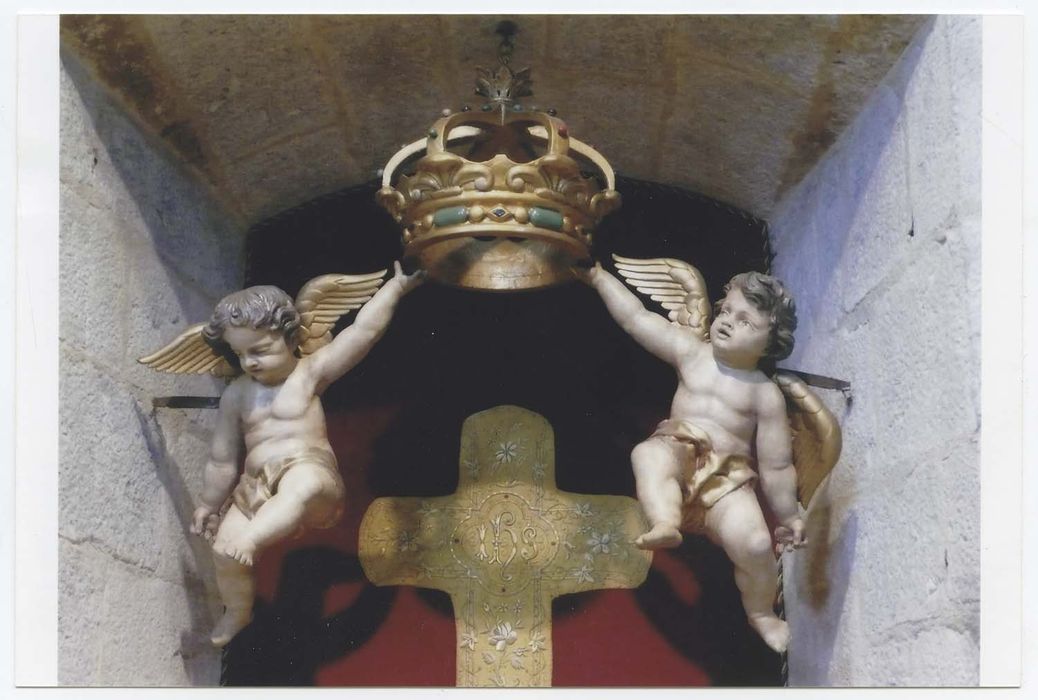 Groupe sculpté : Anges présentant une couronne