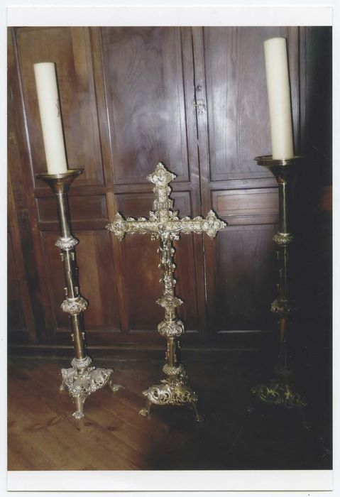 Croix d'autel et huit chandeliers (garniture d'autel)
