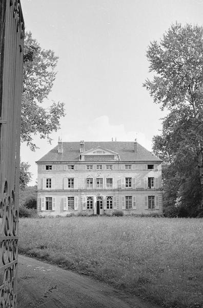 Façade nord sur jardin depuis la grille d'entrée