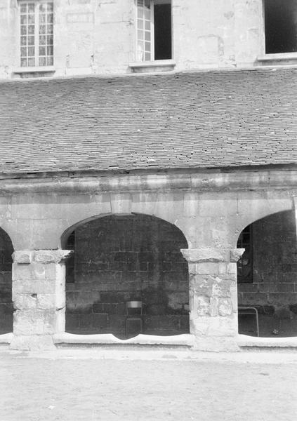 Cloître : galerie de l'aile nord, une arcade depuis la cour