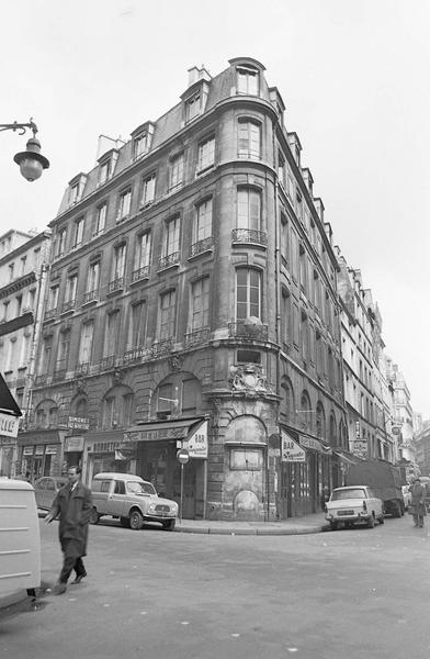 Façade sur rue animée