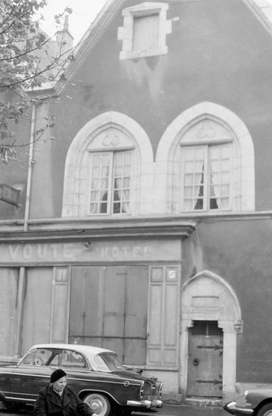 Façade avec enseigne du café 'La voûte' sur place animée