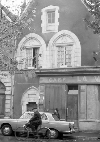 Façade avec enseigne du café 'La voûte' sur place animée