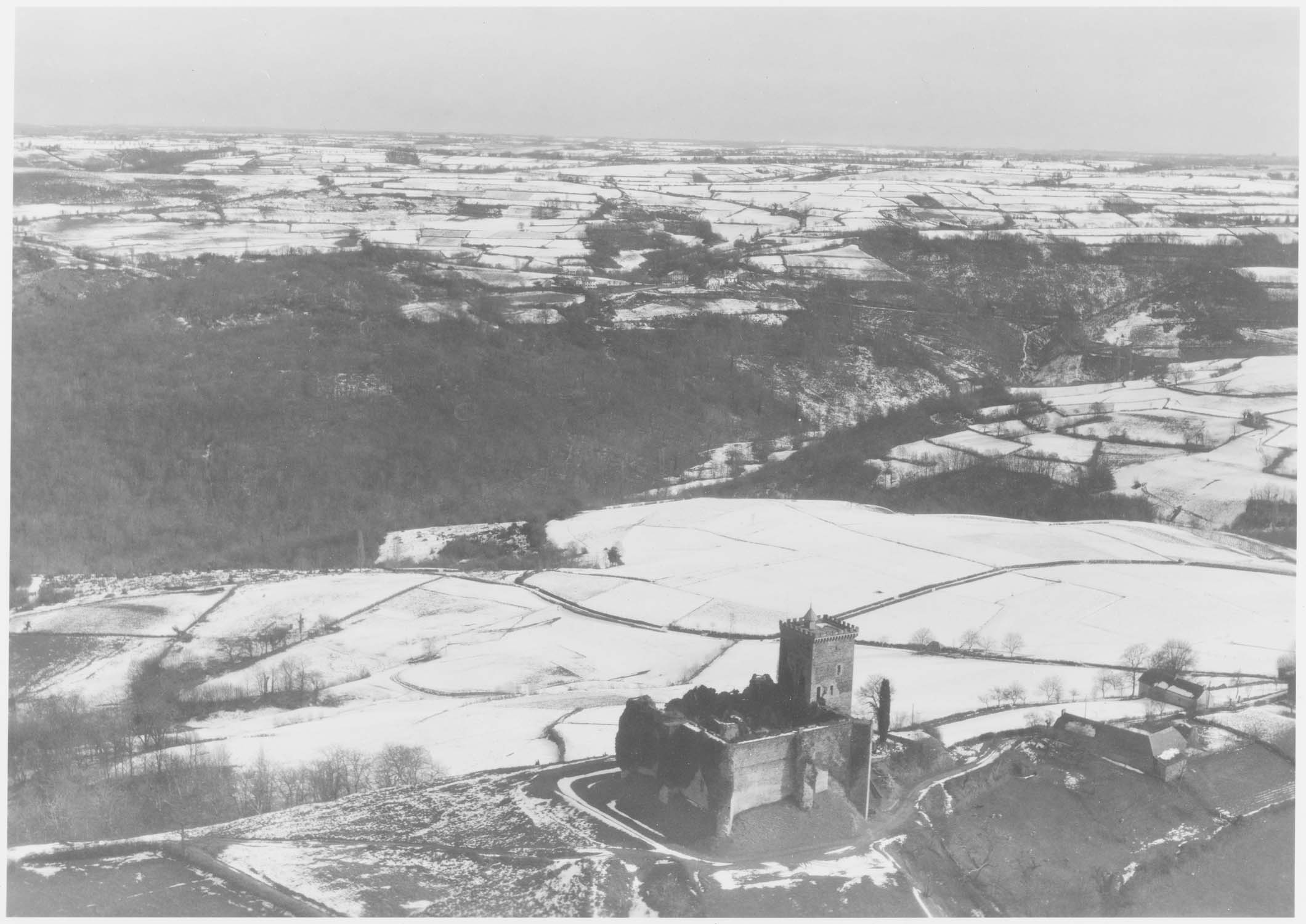 Mauvezin et le château féodal sous la neige