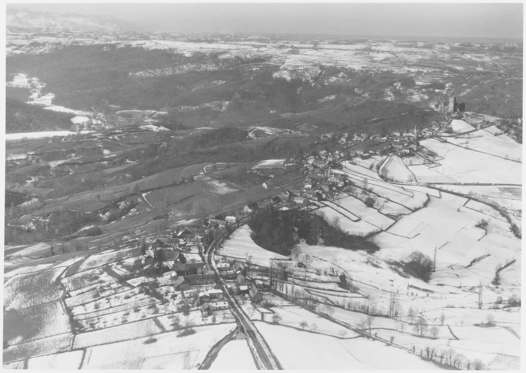 Mauvezin et le château féodal sous la neige