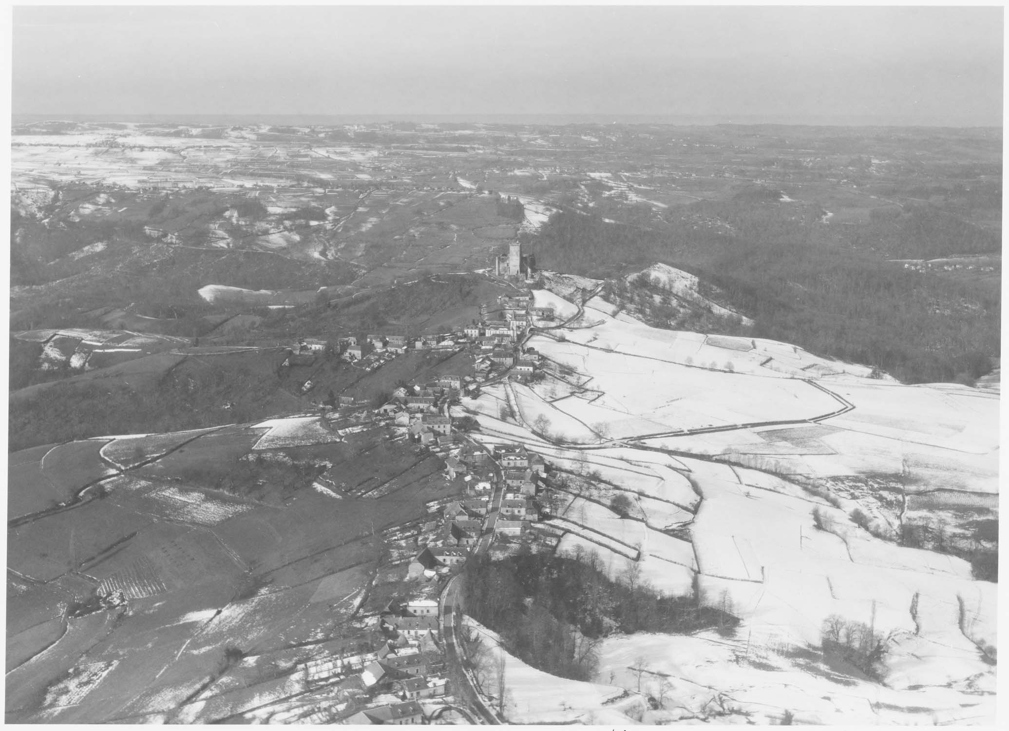 Mauvezin et le château féodal sous la neige