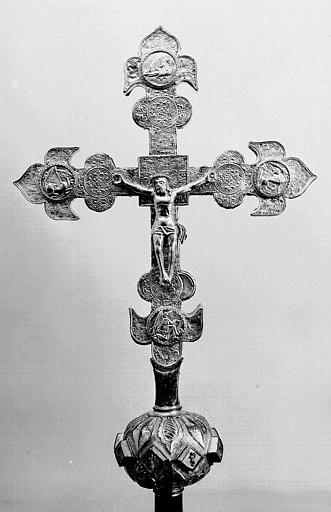 Croix processionnelle en argent repoussé sur âme de bois avec réhauts de vermeil (avers)