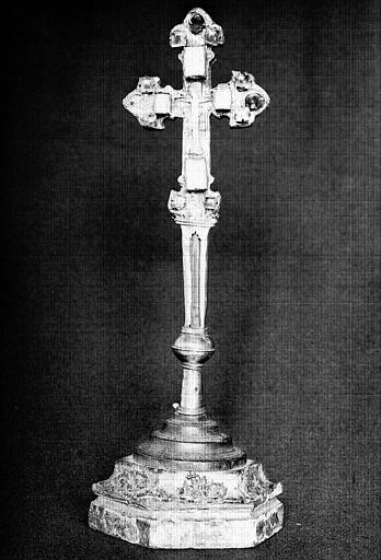 Croix reliquaire en plaque d'argent doré sur âme de bois