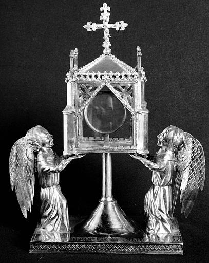 Monstrance pédiculée portée par deux anges en argent redoré à la pile - © Ministère de la Culture (France), Médiathèque du patrimoine et de la photographie, diffusion RMN-GP