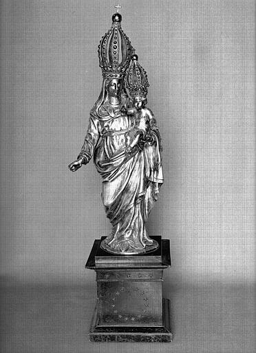 Statuette de la Vierge à l'Enfant en argent, couronnes modernes - © Ministère de la Culture (France), Médiathèque du patrimoine et de la photographie, diffusion RMN-GP