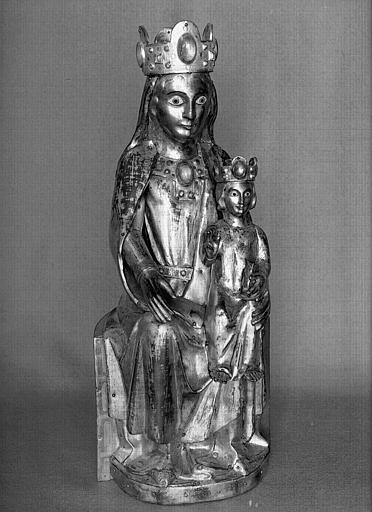 Statuette de la Vierge à l'Enfant en cuivre repoussé et doré sur âme de bois