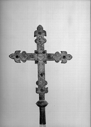 Croix processionnelle en cuivre estampé (avers)