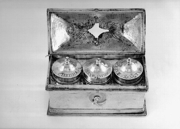 Boîtes aux saintes huiles en argent avec poinçons - © Ministère de la Culture (France), Médiathèque du patrimoine et de la photographie, diffusion RMN-GP