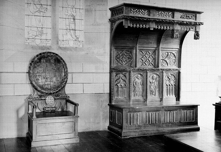 Banc d'oeuvre en bois sculpté et siège de célébrant en bois sculpté