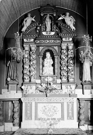 Retable de la chapelle nord, en bois sculpté avec une statue en albâtre de la Vierge à l'Enfant