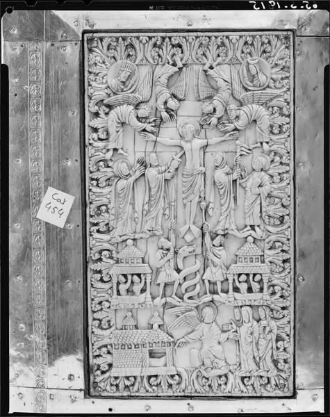 Evangéliaire : plaque de reliure (plat inférieur) représentant la Crucifixion