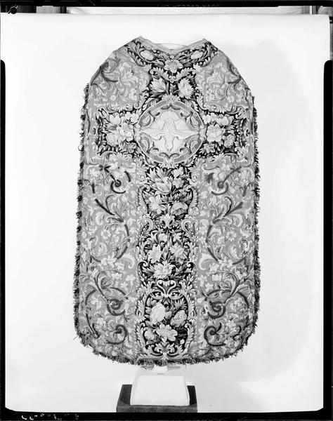 Ornement : chasuble, dos brodé d'une croix de rinceaux fleuris et volutes avec en son centre la colombe du Saint-Esprit