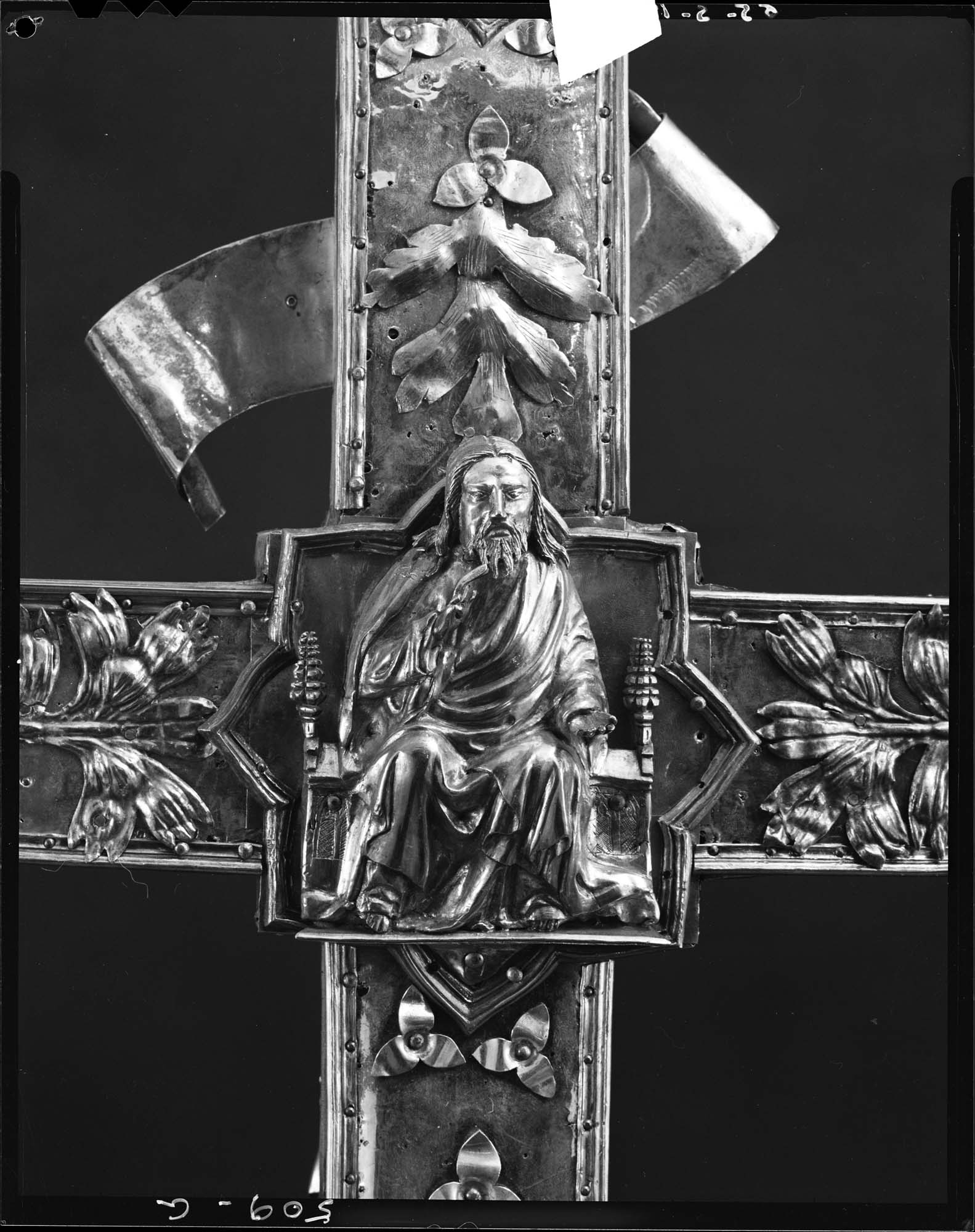 Croix processionnelle en argent, en partie dorée sur âme de bois, centre du revers, Dieu le Père