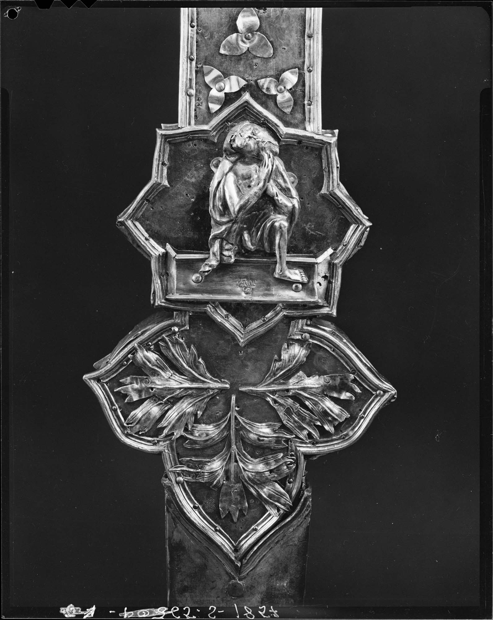 Croix processionnelle en argent, en partie dorée sur âme de bois, fleuron de la partie inférieure, Lazare, côté revers