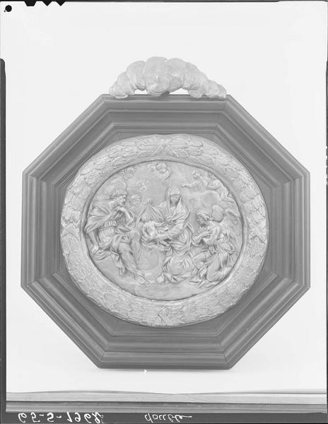Médaillons en bas-relief : Jésus adoré par les anges - © Ministère de la Culture (France), Médiathèque du patrimoine et de la photographie, diffusion RMN-GP