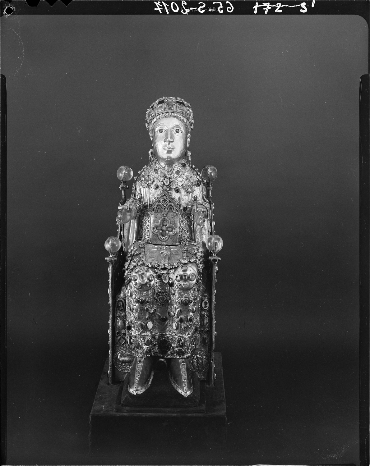 Majesté de sainte Foy, âme de bois en argent, or repoussé et filigranes, ensemble vu de face