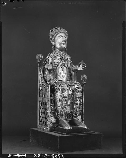 Statue : sainte Foy, de trois quarts droit