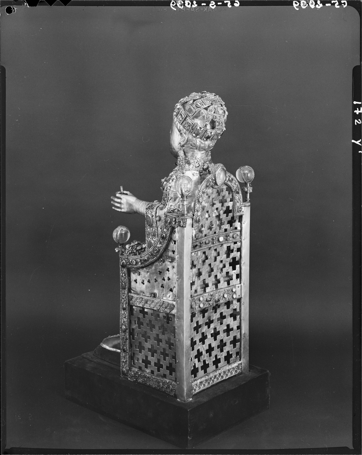 Majesté de sainte Foy, âme de bois en argent, or repoussé et filigranes, ensemble vu de trois-quarts dos gauche