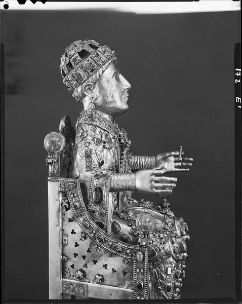 Statue : sainte Foy, profil droit, vue rapprochée