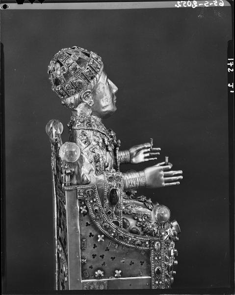 Statue : sainte Foy, profil droit, vue rapprochée