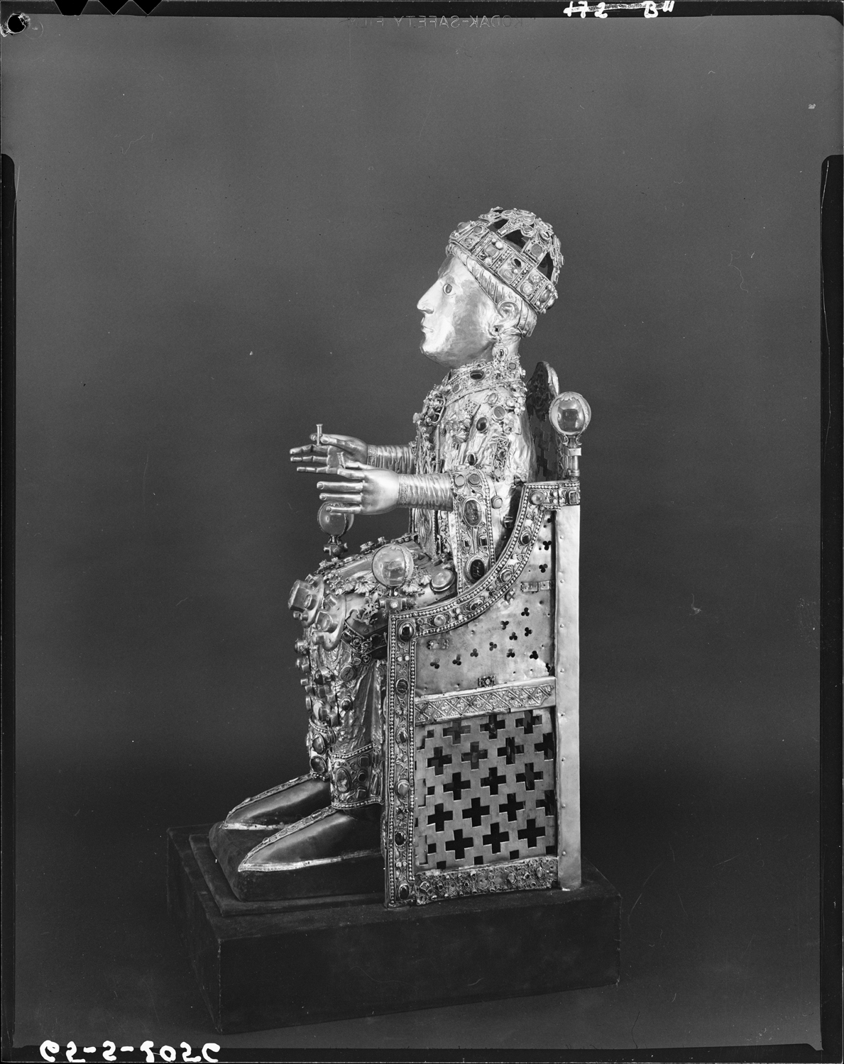 Majesté de sainte Foy, âme de bois en argent, or repoussé et filigranes, ensemble de profil gauche