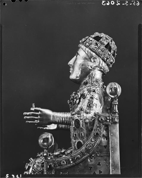 Statue : sainte Foy, profil gauche, vue rapprochée