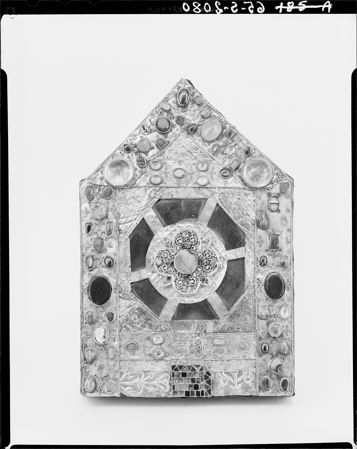 Reliquaire pentagonal en argent doré et niellé, pignon