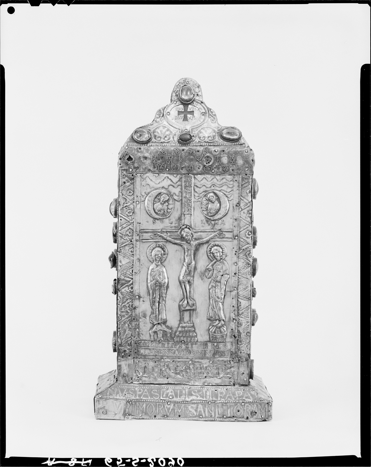 Reliquaire du Pape Pascal sur âme de bois, plaques en argent doré repoussé et filigranes (avers), Crucifixion