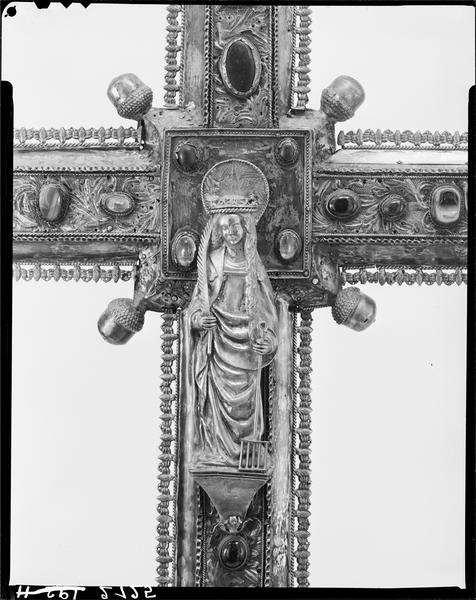 Croix de procession, revers, détail de sainte Foy